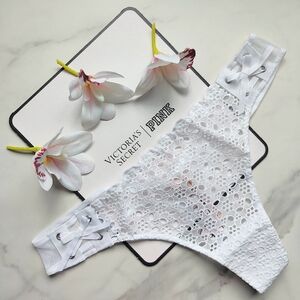 NWT VICTORIA'S SECRET DREAM ANGELS EYELET LACE-UP THONG PANTY IN VS WHITE SIZE M